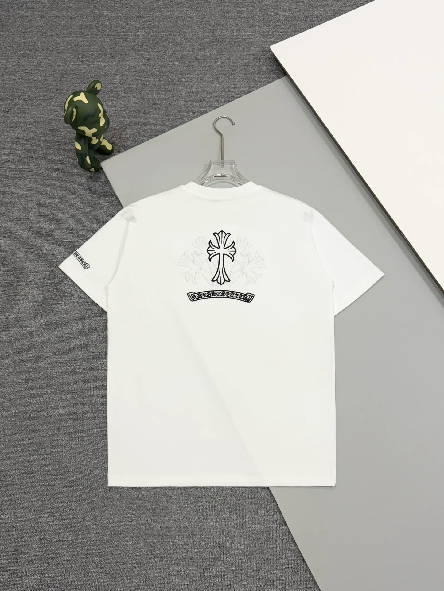 🅿️190 [High quality] Chrome hearts Chrome hearts 2025 new first release latest short-sleeved round neck T-shirt, high-end customization, avant-garde and fashionable design! The brand logo is applied to the front and back cuffs using 100,000 needle embroidery techniques. High-end customized 280g fabric. Soft to the touch. Comfortable to wear. Exquisite stitching. Fine workmanship. The upper body effect is incomparably handsome! Same style for men and women, color: white, black size: S to xL
